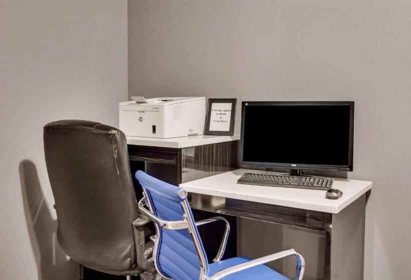 Отель Clarion Pointe On The Lake Clarksvillesouth Hill West