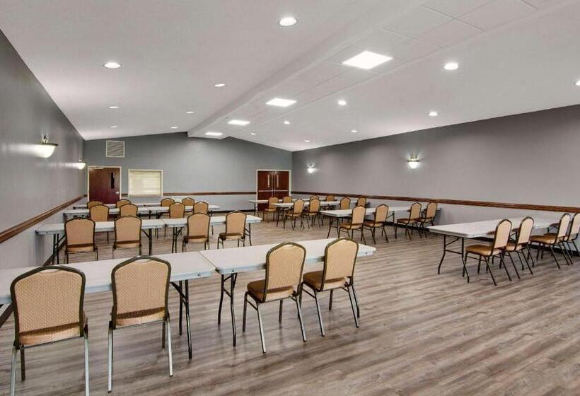 Отель Clarion Pointe On The Lake Clarksvillesouth Hill West