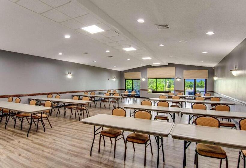 Отель Clarion Pointe On The Lake Clarksvillesouth Hill West