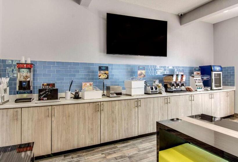 Отель Clarion Pointe On The Lake Clarksvillesouth Hill West