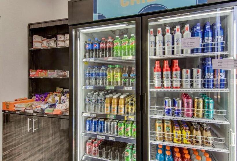 Отель Clarion Pointe On The Lake Clarksvillesouth Hill West