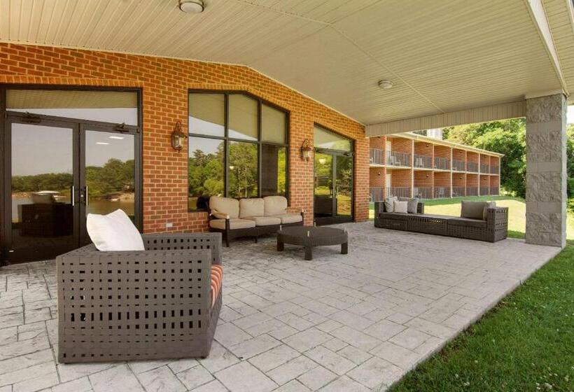 Отель Clarion Pointe On The Lake Clarksvillesouth Hill West