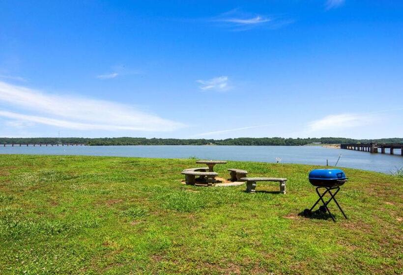 Отель Clarion Pointe On The Lake Clarksvillesouth Hill West