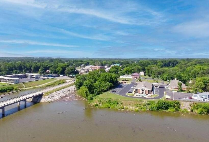 Отель Clarion Pointe On The Lake Clarksvillesouth Hill West