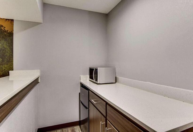 Отель Clarion Pointe On The Lake Clarksvillesouth Hill West