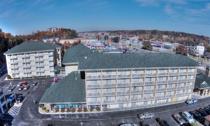 هتل Comfort Inn & Suites At Dollywood Lane
