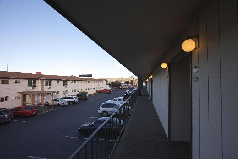 호텔 Cousin S Country Inn