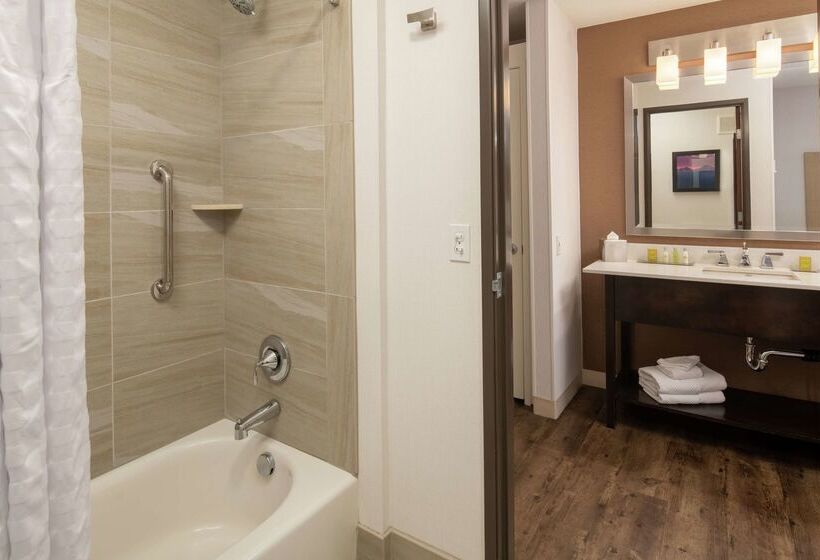 Отель Doubletree By Hilton Portland Tigard