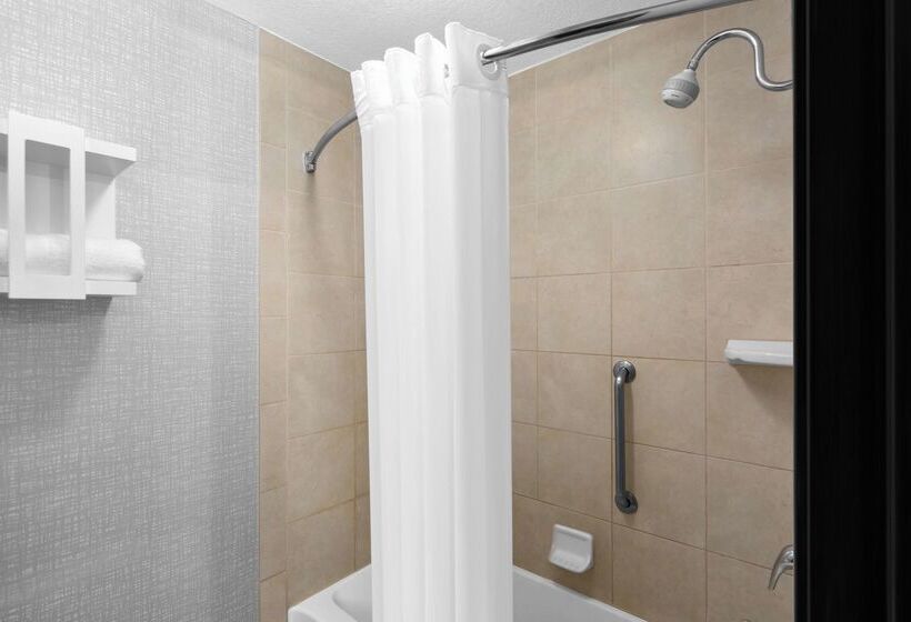 هتل Hampton Inn Phoenix Biltmore