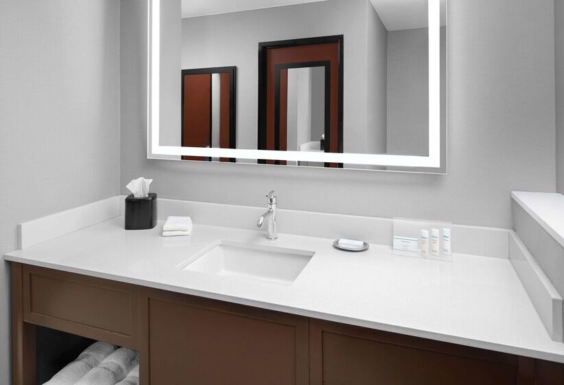 هتل Hampton Inn Phoenix Biltmore