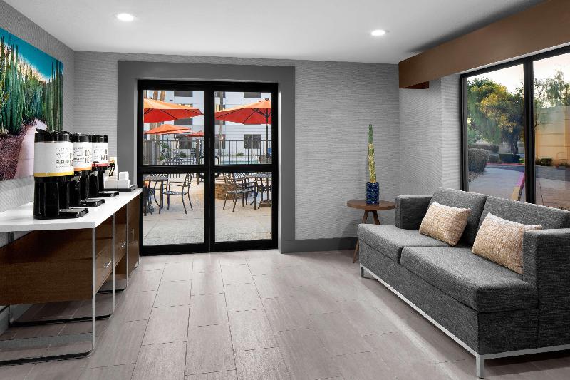 هتل Hampton Inn Phoenix Biltmore