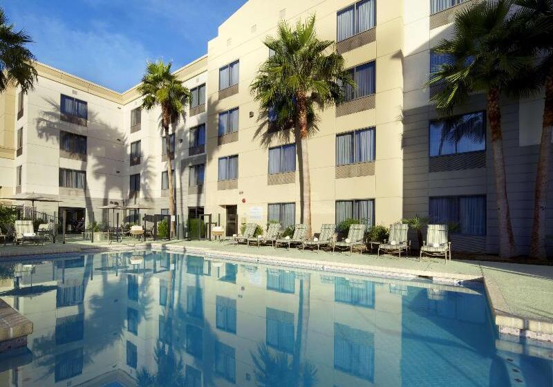 هتل Hampton Inn Phoenix Biltmore