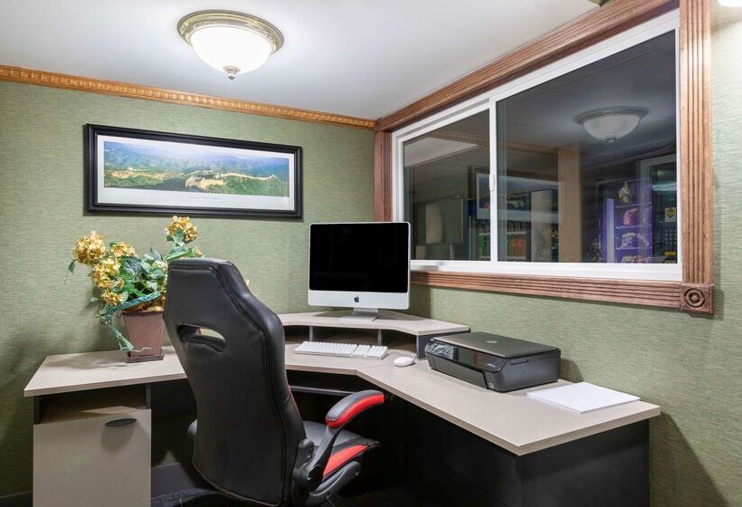 فندق Howard Johnson By Wyndham Gillette