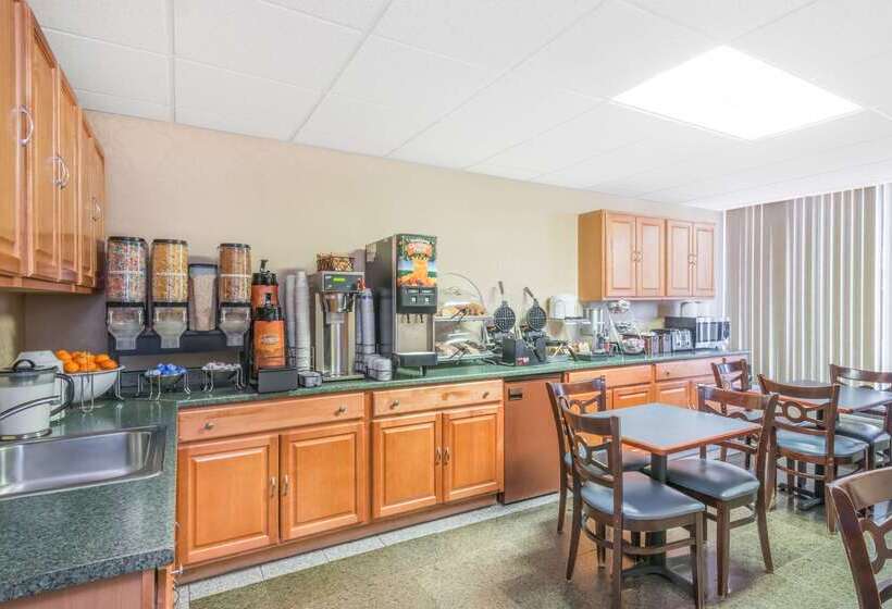 فندق Howard Johnson By Wyndham Gillette