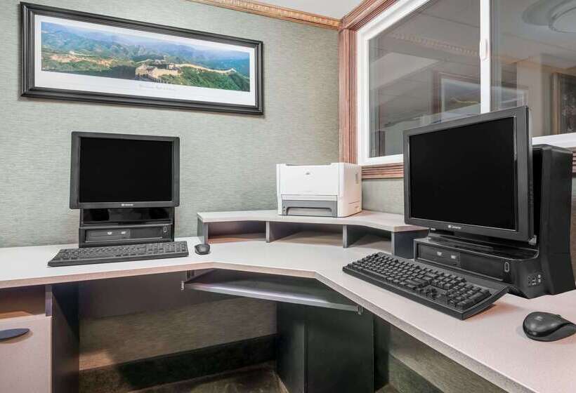 فندق Howard Johnson By Wyndham Gillette