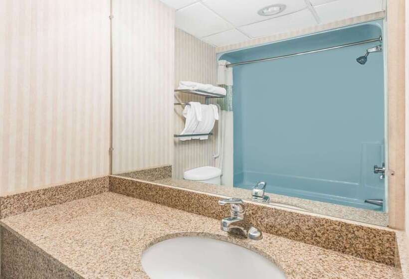 فندق Howard Johnson By Wyndham Gillette