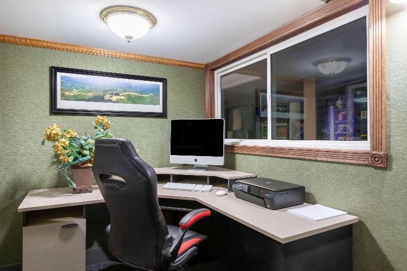 فندق Howard Johnson By Wyndham Gillette