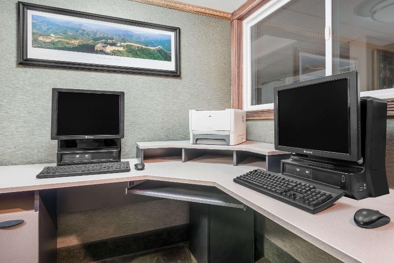 فندق Howard Johnson By Wyndham Gillette