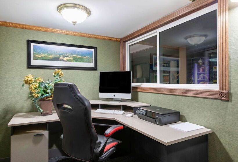 فندق Howard Johnson By Wyndham Gillette