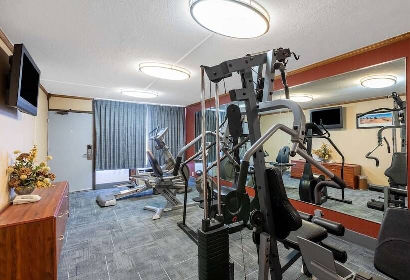 فندق Howard Johnson By Wyndham Gillette