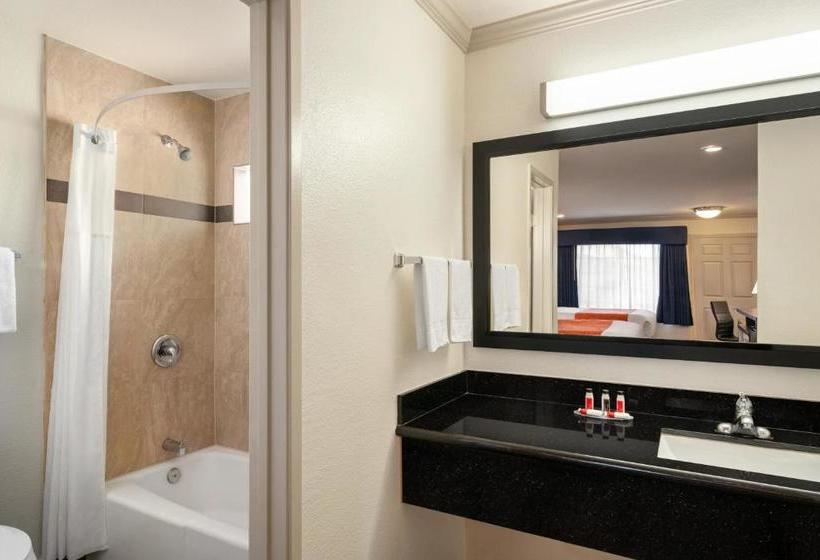 ホテル Howard Johnson By Wyndham San Diego State University Area