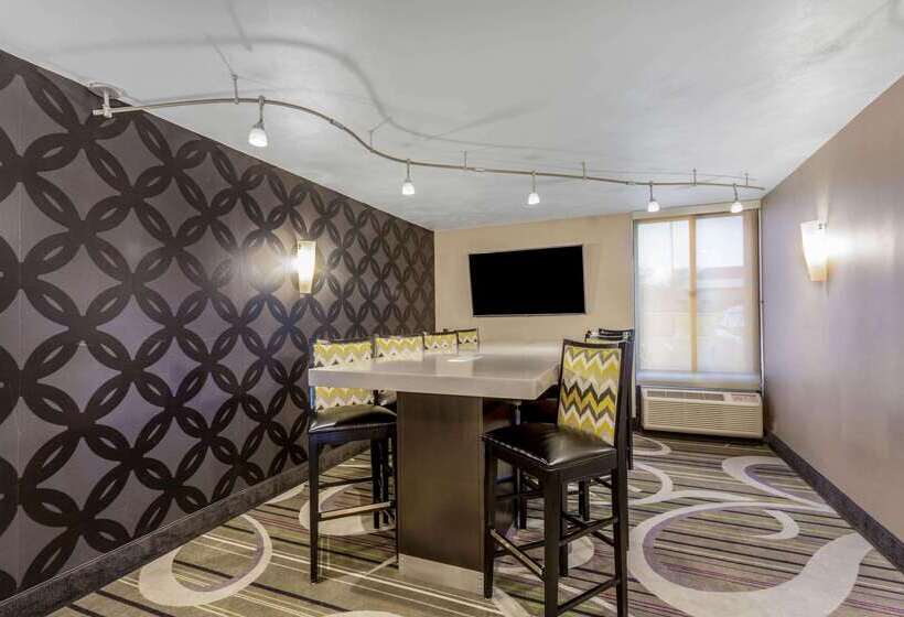 בית מלון כפרי La Quinta Inn By Wyndham Binghamton Johnson City