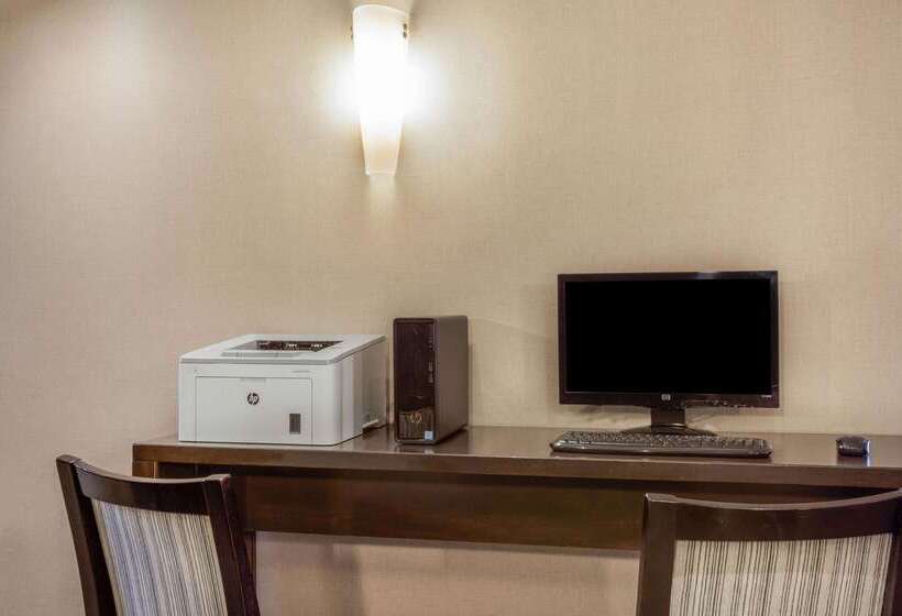 בית מלון כפרי La Quinta Inn By Wyndham Binghamton Johnson City