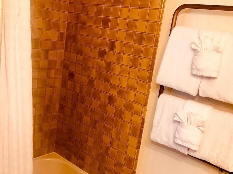 فندق Pacific Grove Inn