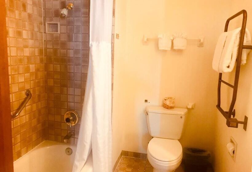 فندق Pacific Grove Inn