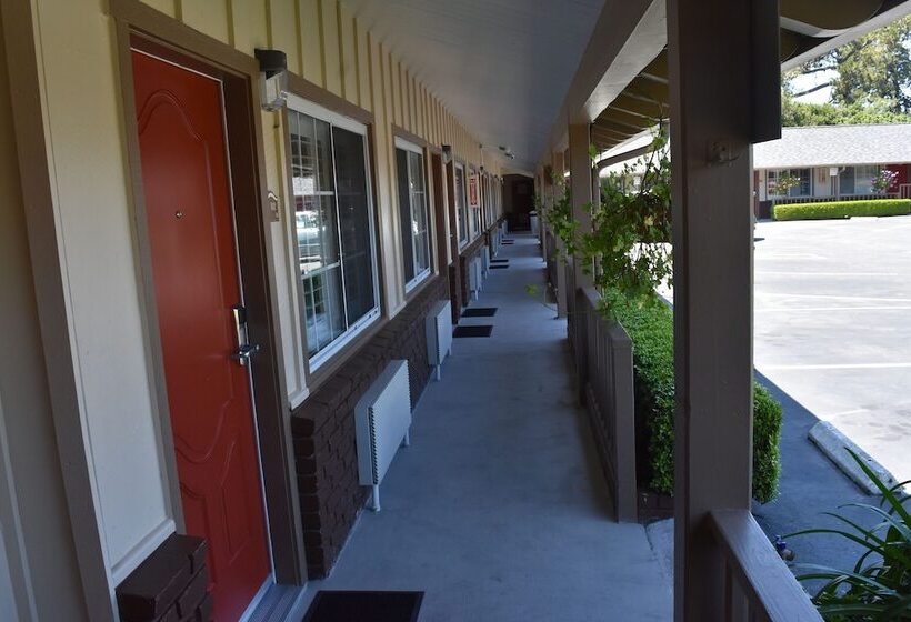 Отель Padre Oaks