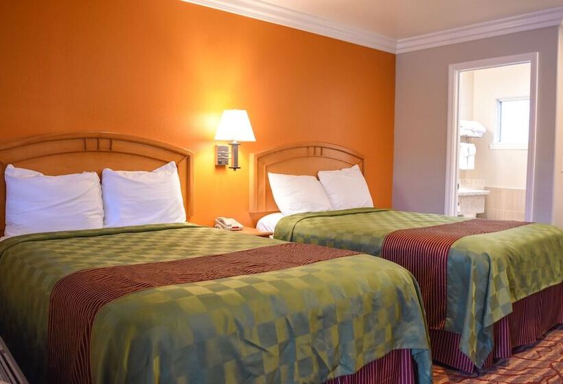 Отель Padre Oaks