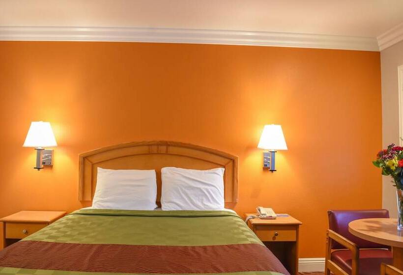 Отель Padre Oaks