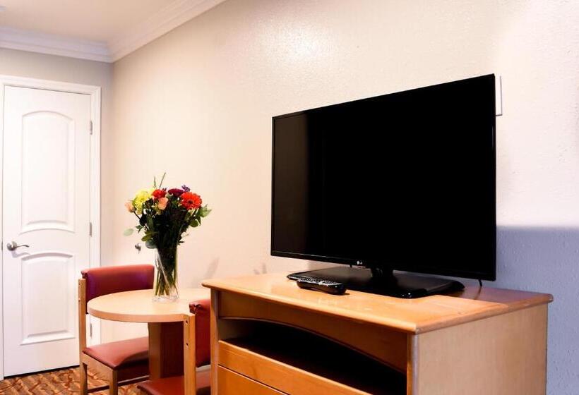 Отель Padre Oaks