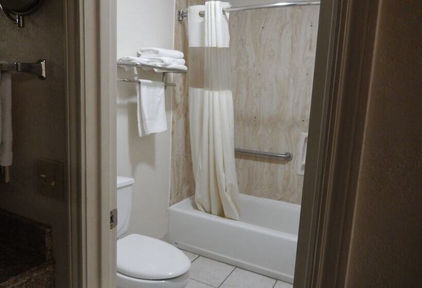 בית מלון כפרי Pearsall Executive Inn