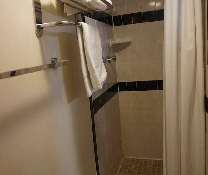 Отель Pearsall Executive Inn