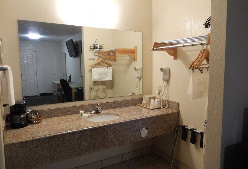 Отель Pearsall Executive Inn