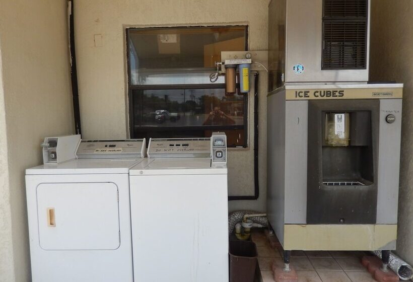 Отель Pearsall Executive Inn