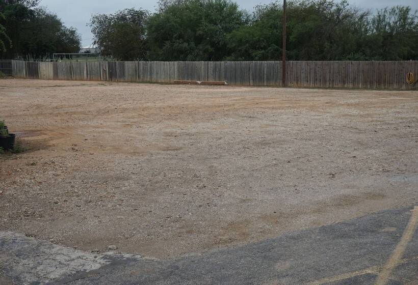 Отель Pearsall Executive Inn