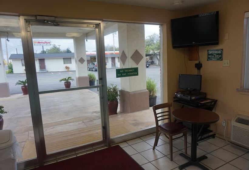 בית מלון כפרי Pearsall Executive Inn