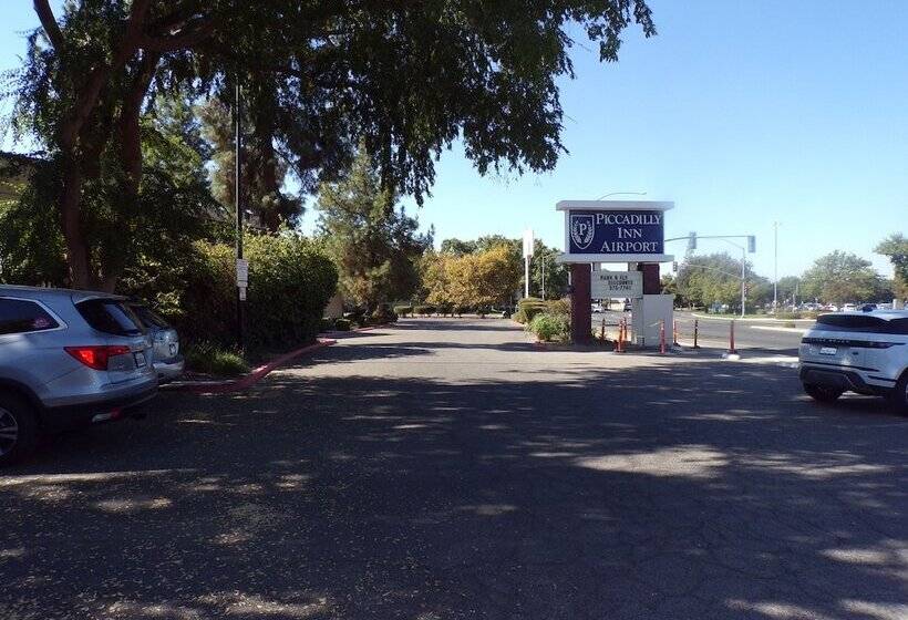 בית מלון כפרי Piccadilly Inn Airport