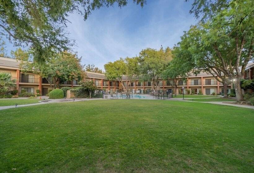 בית מלון כפרי Piccadilly Inn Airport