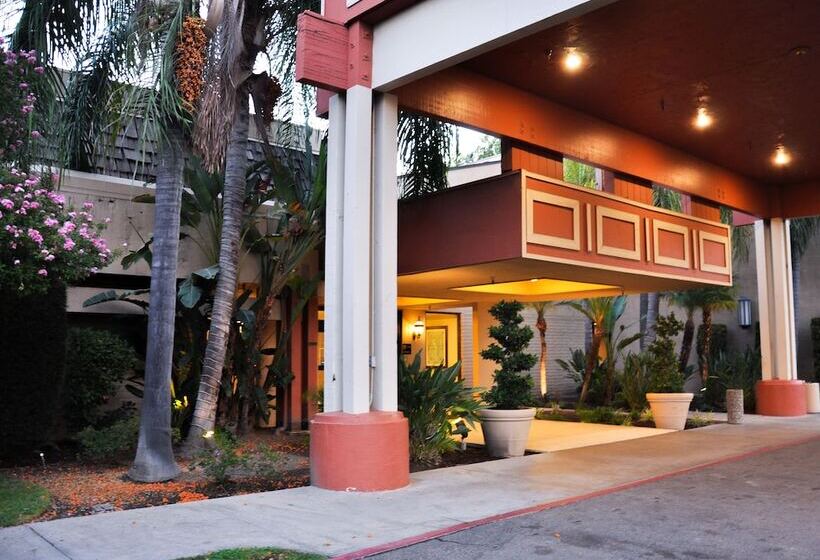 בית מלון כפרי Piccadilly Inn Airport