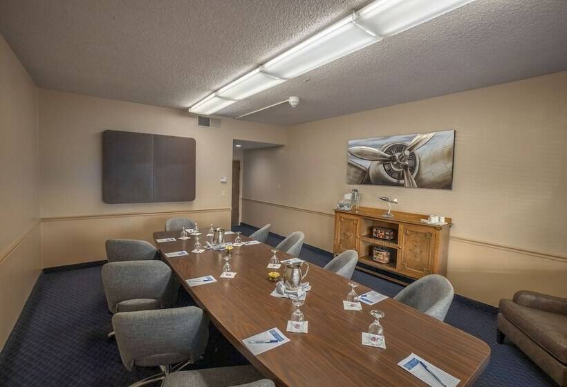 בית מלון כפרי Piccadilly Inn Airport