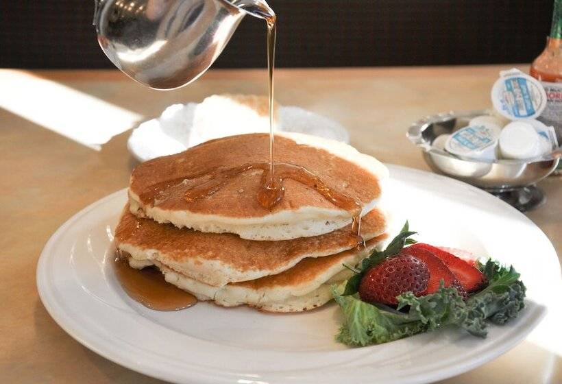 בית מלון כפרי Piccadilly Inn Airport