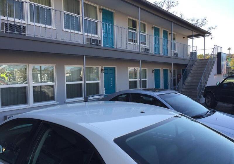 בית מלון כפרי Point Loma