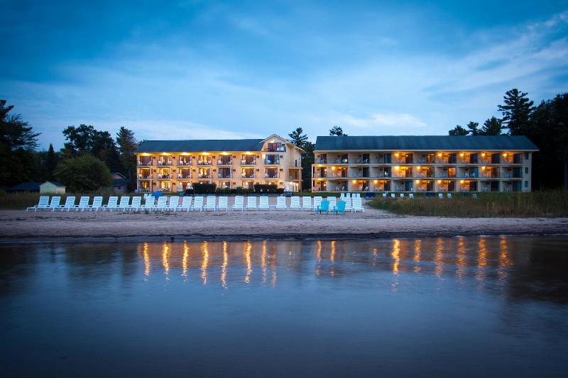 בית מלון כפרי Pointes North Beachfront Resort