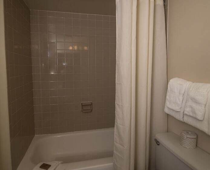 فندق Port Labelle Inn & Conference Center