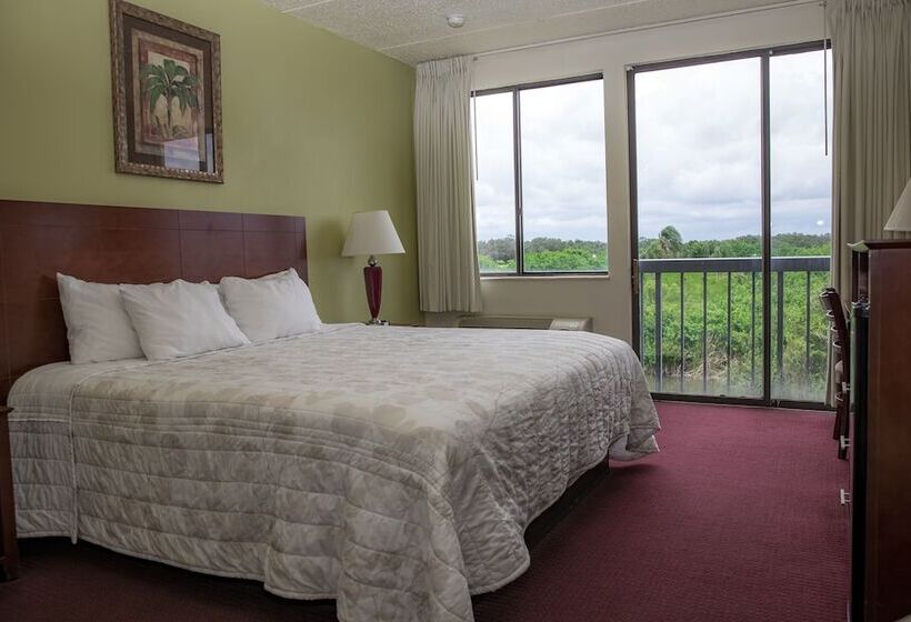 فندق Port Labelle Inn & Conference Center