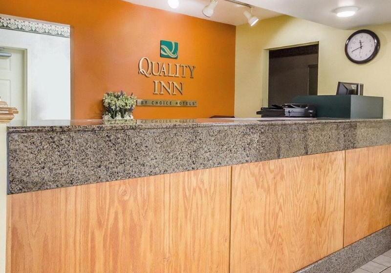 בית מלון כפרי Quality Inn