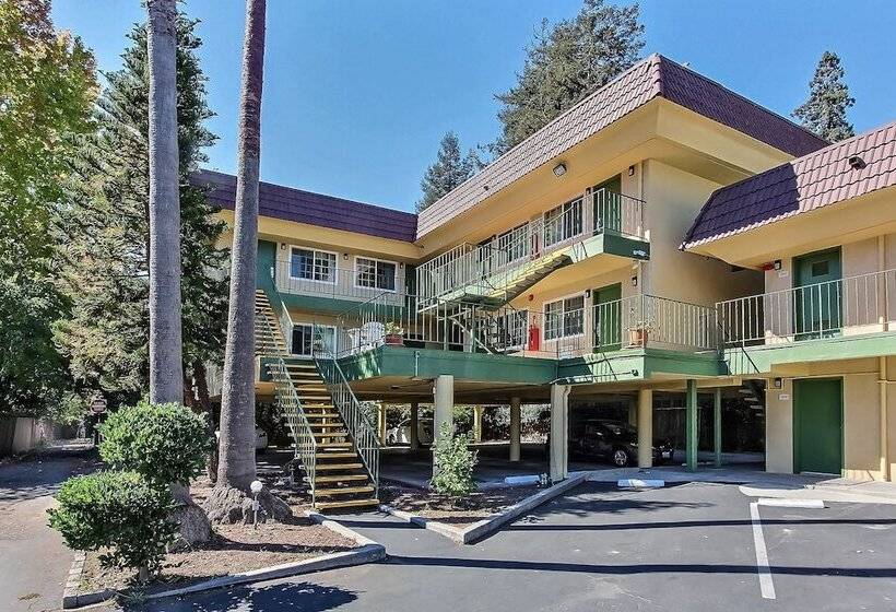 Отель Quality Inn